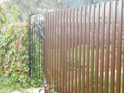 Металлический штакетник – забор в саду у деда директора